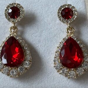 Fashion earrings gold tone drop pear shaped stud earrings.